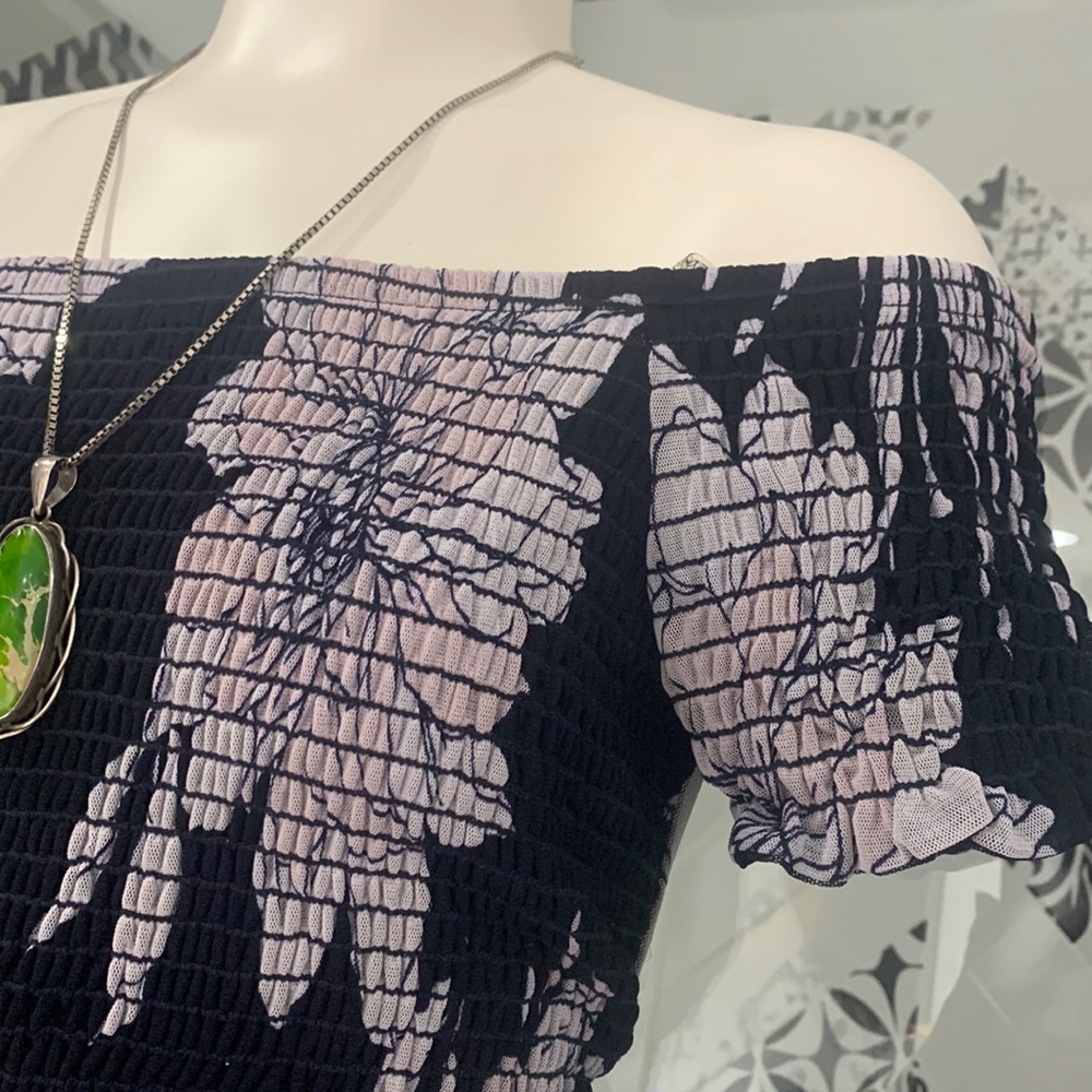 Like NEW🌺Made in🇨🇦FL Off Shoulders Shirred Top - Picture 11 of 17